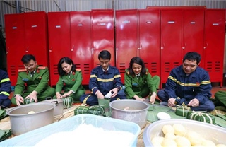 Cảnh sát PCCC Thủ đô vừa gói bánh chưng vừa ứng trực Tết