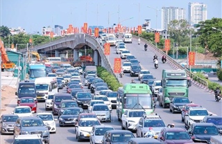 Người dân tấp nập rời Hà Nội trong ngày đầu kỳ nghỉ lễ 30/4 - 1/5