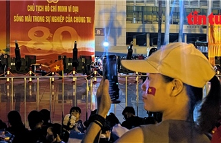 &#39;Biển người&#39; đổ về sân Mỹ Đình xem dàn pháo lễ khai hỏa tổng hợp luyện