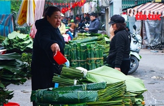 Chợ lá dong Hà Nội vào vụ Tết, giá giảm nhưng sức mua vẫn thấp