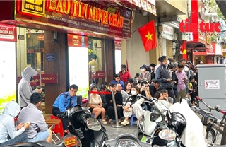 Chuyên gia cảnh báo tâm lý FOMO xếp hàng 'bắt đáy' khi giá vàng giảm sâu 