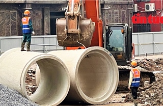 Máy móc rầm rộ thi công dự án đường Vành đai 2,5 đoạn Cầu Giấy