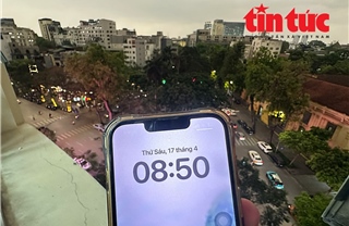 Bầu trời Hà Nội tối sầm, phương tiện, hàng quán lên đèn giữa ban ngày