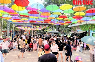 Người Hà Nội nô nức đưa con đi vườn thú vui chơi trong kỳ nghỉ lễ