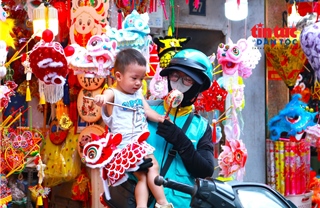 Sắc màu Trung thu phủ kín phố Hàng Mã, đồ chơi truyền thống hút khách
