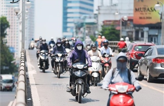 Người dân Hà Nội chống chọi với nắng nóng gay gắt đầu tháng 7