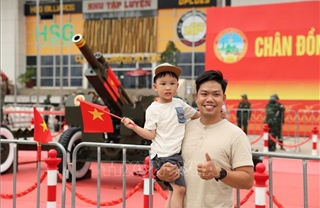 Người dân và du khách hào hứng chụp ảnh cùng dàn pháo lễ A80