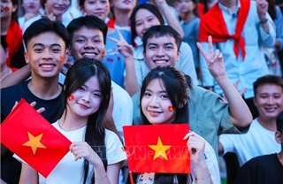 Ấm lòng những bước chân diễu binh trong vòng tay nhân dân