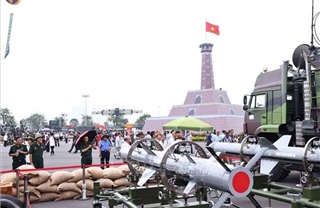Người dân tiếp tục đổ về tham quan Triển lãm &#39;80 năm Hành trình Độc lập - Tự do - Hạnh phúc&#39;