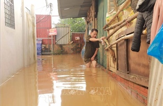 Nước sông Hồng ngừng dâng cao, khu dân cư ven sông vẫn ngập sâu