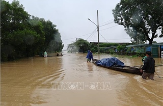 Nhiều khu vực trũng thấp ở Huế vẫn ngập sâu trong nước lũ