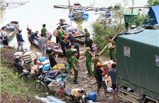 Lực lượng vũ trang Đà Nẵng vận chuyển lương thực tiếp tế cho các hộ dân bị cô lập