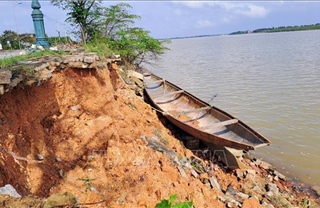 Bờ kè sông Thạch Hãn bị sạt lở nghiêm trọng