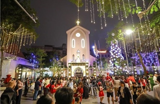 Không khí ấm áp chào đón Giáng Sinh 2025 tại Hà Nội, Hải Phòng