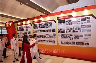 Trưng bày ảnh 'Dưới cờ Đảng - Đất nước tiến vào Kỷ nguyên mới' thu hút sự quan tâm của các đại biểu dự Đại hội XIV