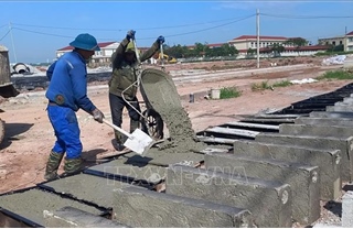 Công nhân vượt nắng nóng, giữ tiến độ các dự án tại Ninh Bình