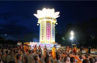 Huế: Lễ hội hoa đăng cầu nguyện quốc thái dân an