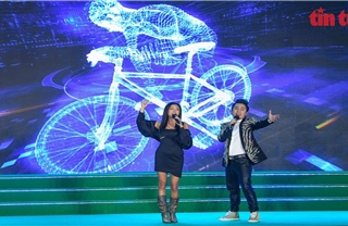 Ca sĩ Tùng Dương và Văn Mai Hương hòa ca trong ngày công bố bài hát SEA Games 31