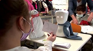 Robot đi học thay người ốm yếu