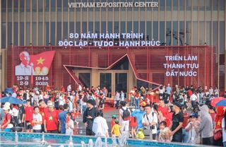 Người dân di chuyển sớm đến tham quan Trung tâm triển lãm Việt Nam