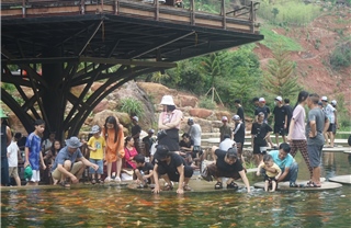 Tết thiếu nhi 1/6, nhiều gia đình đổ xô về khu du lịch sinh thái thác Dải Yếm, Sơn La 