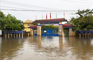 Lũ trên các sông lên cao, nhiều nơi ở thành phố Huế bị ngập lụt