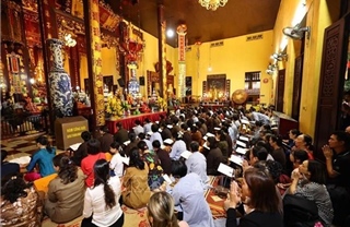 Hàng ngàn ngôi chùa trên cả nước đồng loạt cầu nguyện quốc thái, dân an