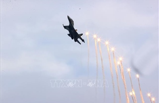 Chiêm ngưỡng tiêm kích Su-30MK2 phun bẫy nhiệt trên bầu trời Hà Nội