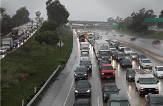 Chùm ảnh mưa lớn, tuyết dày ở bang California gây lũ quét và sạt lở đất