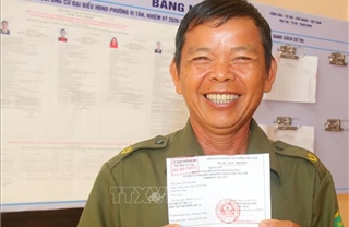 Rộn ràng lá phiếu sớm của cử tri lực lượng vũ trang Cần Thơ