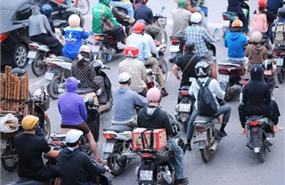 Dòng người hối hả quay trở lại Hà Nội sau dịp nghỉ lễ 30/4 - 1/5