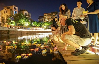 Trải nghiệm sản phẩm du lịch 'Đêm Hội Hoa Đăng Hồ Văn - Văn Miếu'
