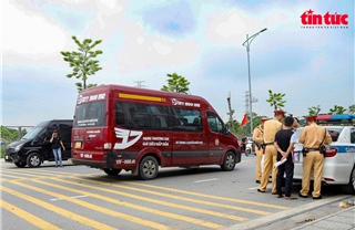 Cảnh sát giao thông Hà Nội xử phạt hàng trăm xe vận tải khách vi phạm luật giao thông
