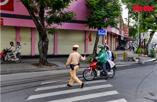 Hà Nội xử phạt nặng hàng loạt lái xe máy leo vỉa hè giờ cao điểm