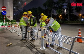 Hà Nội xuyên đêm dựng rào phân làn cứng tách riêng ô tô - xe máy