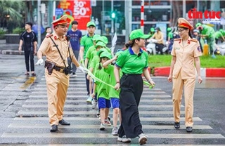 Học sinh Hà Nội tuyên truyền, lan tỏa văn hóa giao thông an toàn
