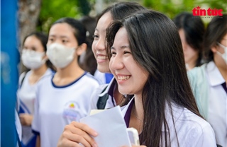 Ngày đầu làm thủ tục thi THPT 2025: Hà Nội và TP Hồ Chí Minh đón lượng thí sinh kỷ lục