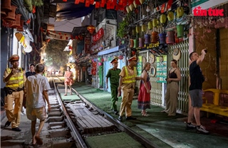 Hà Nội kiên quyết mời du khách ra khỏi phố cà phê đường tàu Khâm Thiên