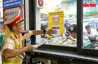 Công an Hà Nội tuyên truyền nồng độ cồn ngay từ quán nhậu