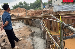 Hà Nội: Thi công kênh dẫn nước khiến đường bị sụt lún