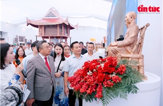 Chủ tịch TP Hà Nội tham quan Không gian Truyền thống và Sáng tạo Hà Nội 2025
