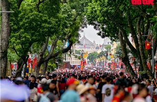 Phố đi bộ Hồ Gươm rợp cờ hoa, rợp người trong ngày nghỉ lễ 1/9
