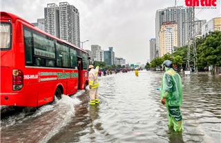 Cảnh sát giao thông Hà Nội chủ động ứng phó trong bão số 10