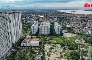 Chung cư gần sông Hồng vẫn bị cô lập trong &#39;biển nước&#39;