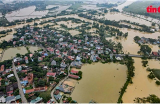 &#39;Ốc đảo&#39; ngoại thành Hà Nội sau bão số 10