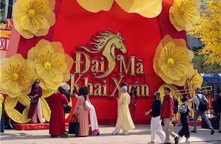 Xúng xính áo dài tham gia Lễ hội Tết Việt Bính Ngọ 2026