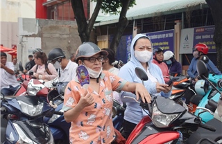 TP Hồ Chí Minh: Phụ huynh hồi hộp đợi con trước cổng trường thi