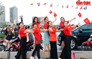 TP Hồ Chí Minh rực rỡ sắc cờ, nhộn nhịp dòng người ‘check-in’ chào mừng đại lễ 30/4 