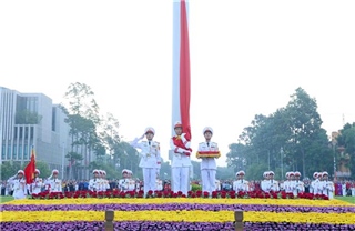 Trào dâng lòng yêu nước trong lễ chào cờ đặc biệt sáng 2/9