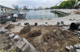 Vừa cải tạo, đá lát đường đi bộ ven hồ Đống Đa đã bị bóc lên làm lại